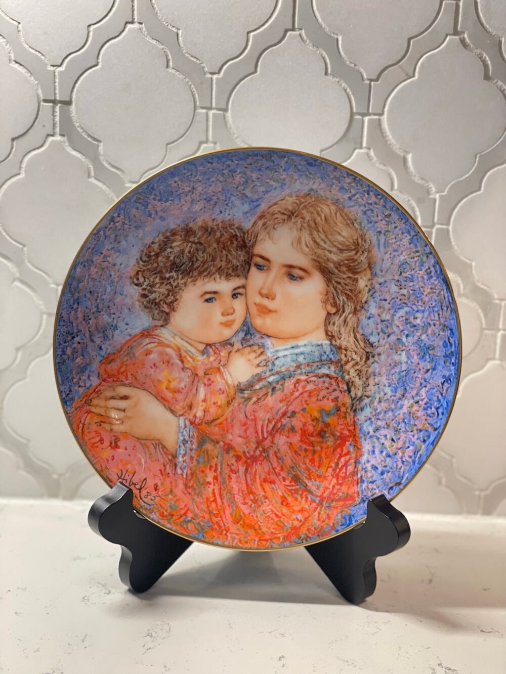 Edna Hibel Mother’s Day Plate – 1985 “Erica and Jamie” – No. 4445D